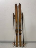 Ski (K 11), Ski aus Esche von ca. 1950 mit Stöcken