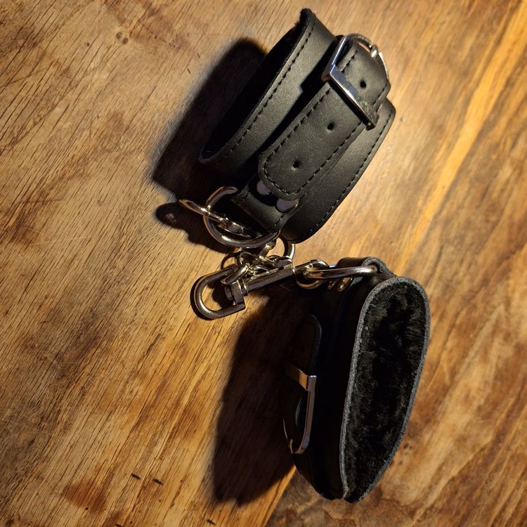 Leder-Handschellen (Gebraucht) in Schwarzenberg LU für CHF 15 – mit ...