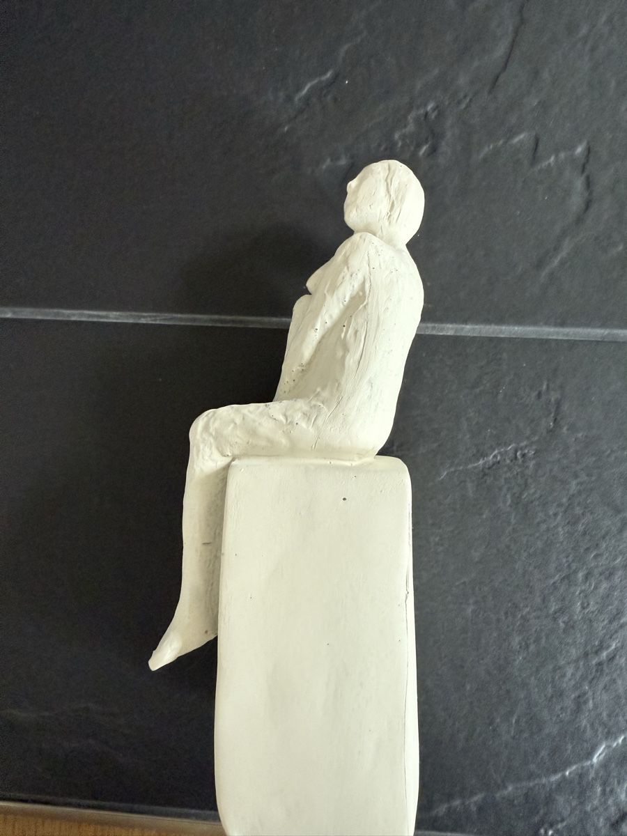 Statuette: Weisse Deko-Figur "Sitzende Frau" – Nuovo (secondo la descrizione) da Neuhausen venduto da DELY 2