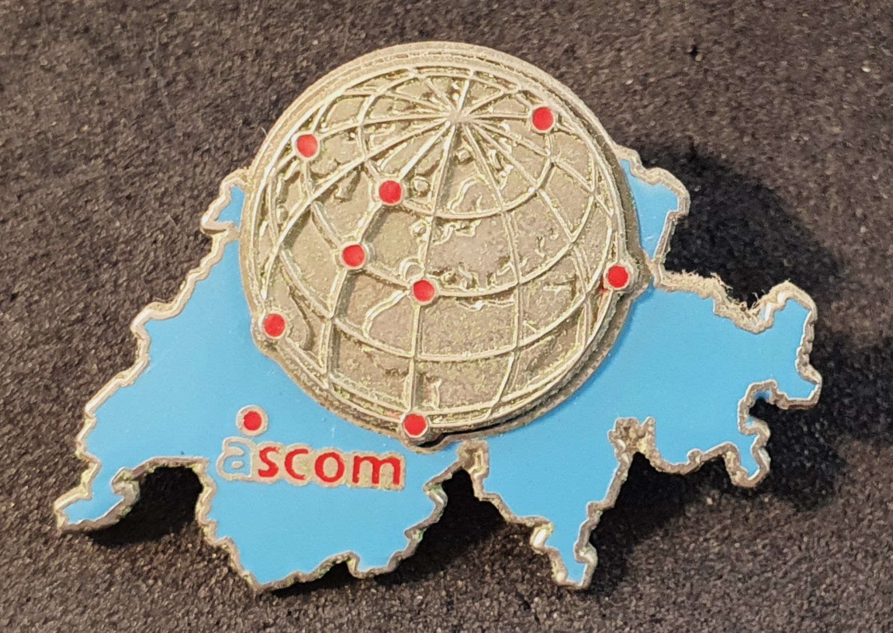 Plaketten & Abzeichen: CC040 - Pin Schweiz Globus ascom – Gebraucht aus Reinach BL von Boston-Verkauf