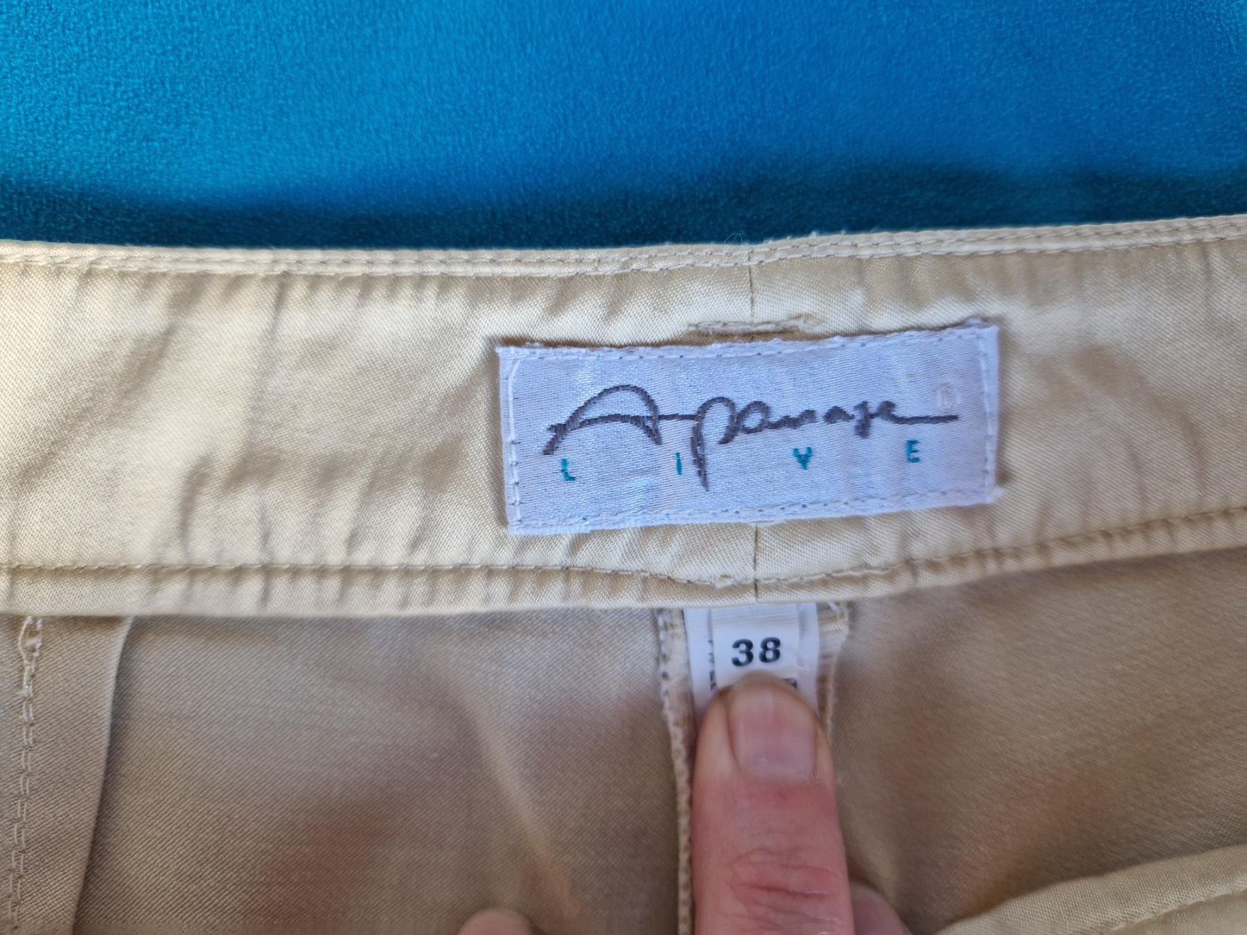 Pantaloni: Pantalon couleur or clair brillant. Taille 38. – Usato da Gryon venduto da dra_qxh2 2