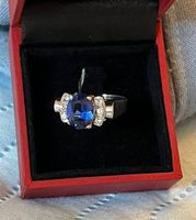 Damenring Weissgold 9Kt, 1 Synth. Saphir 2,65 ct, 6 Brilli