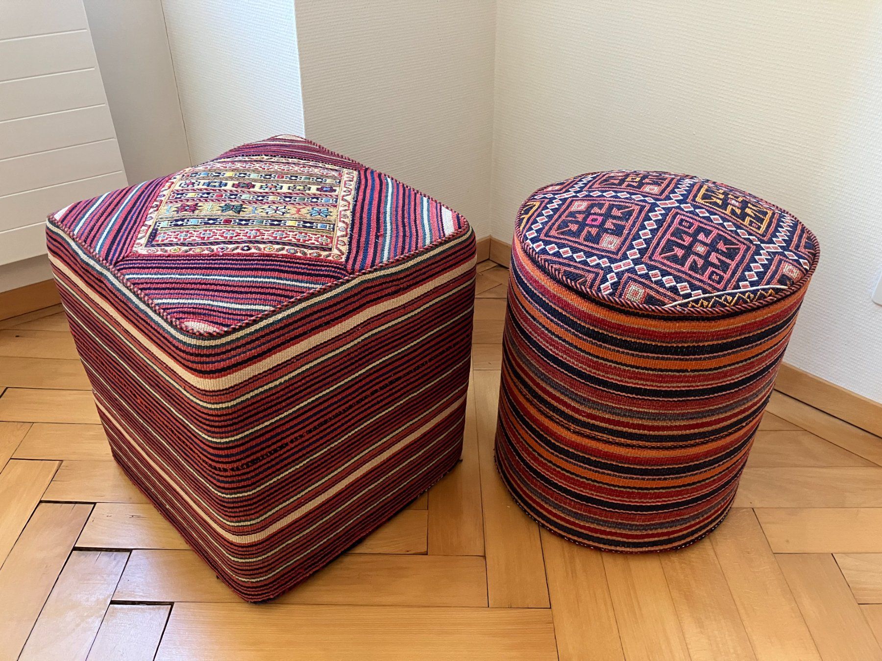 Kelim Sgabelli: 2er-Set Kelim Hocker / Poufs, Handarbeit – Usato da Murten venduto da tanjens
