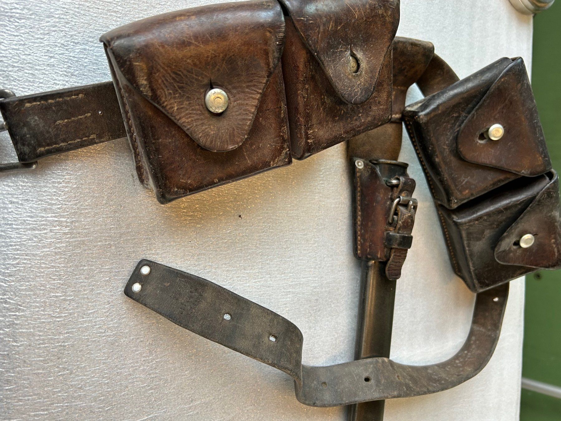 Schweizer Armee Stichwaffen: Schweizer Bajonett Elsener mit Tragegestell, Leder, alt – Gebraucht aus Titterten von Ameanrio 6