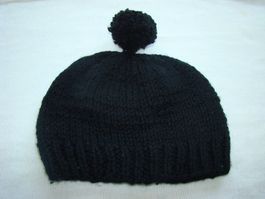 Mütze schwarz gestrickt mit Bommel