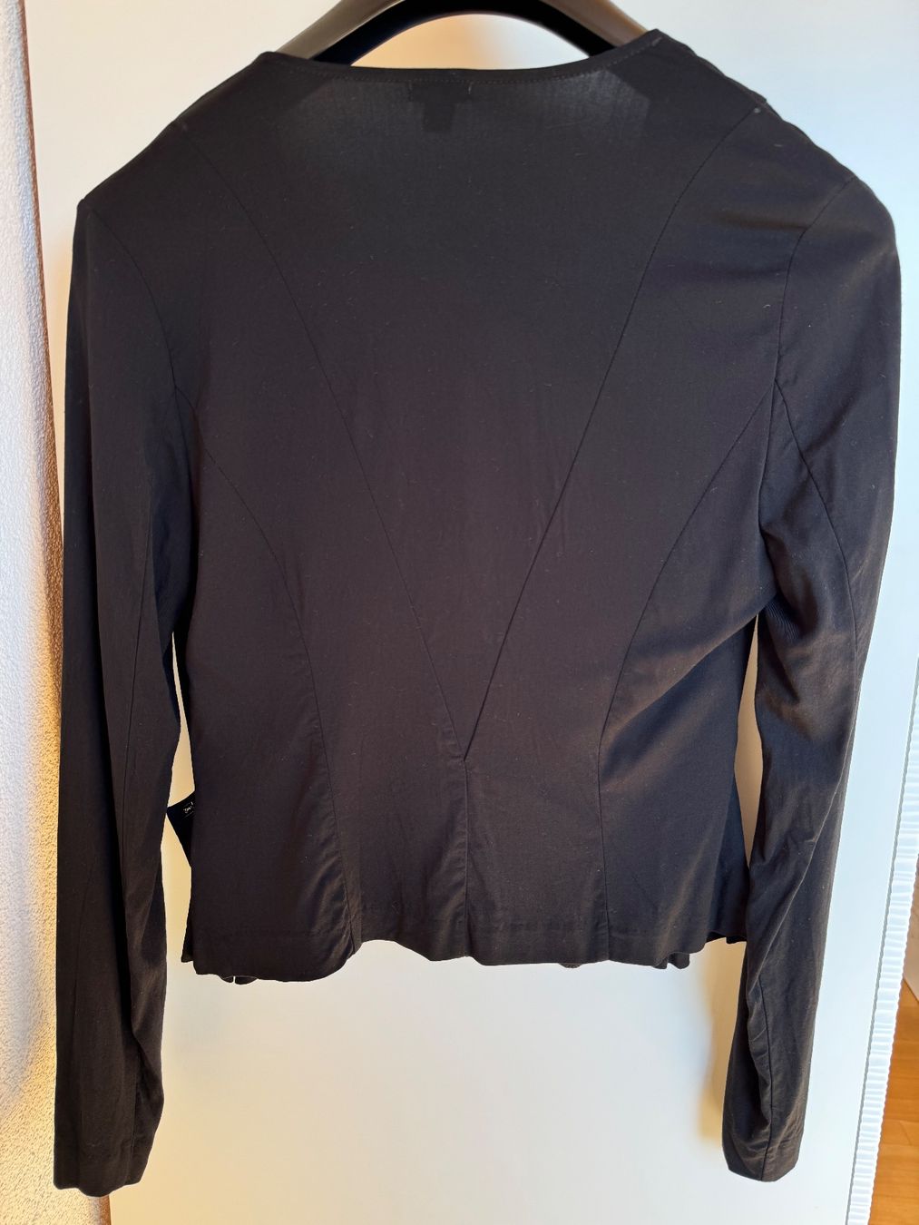 Guess Giacche: Schwarze Jacke von Guess, Grösse S. – Usato da Gommiswald venduto da Aloha.Spirit 3