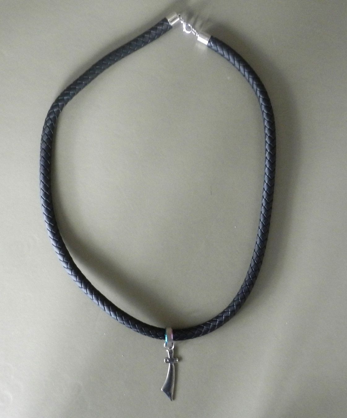 Catenine: Schwarze Halskette mit Schwert-Anhänger – Nuovo (secondo la descrizione) da Zürich venduto da hpr_3029 1