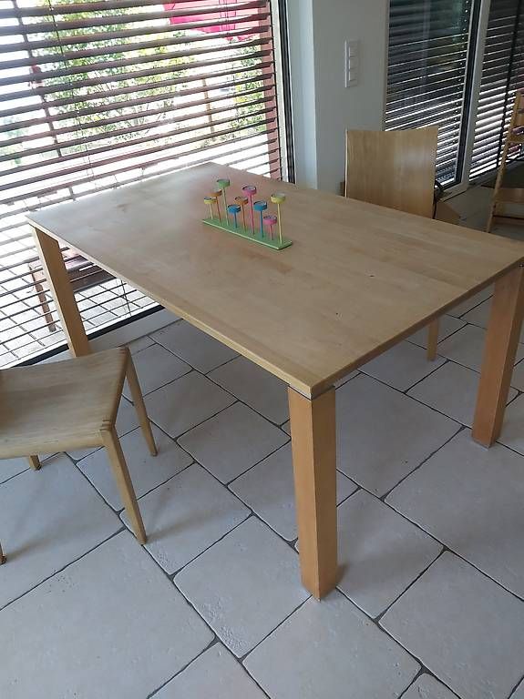 Set de table et chaises: Holztisch mit 4 Stühle massiv – D'occasion à Stalden (Sarnen) par chr_s5xx
