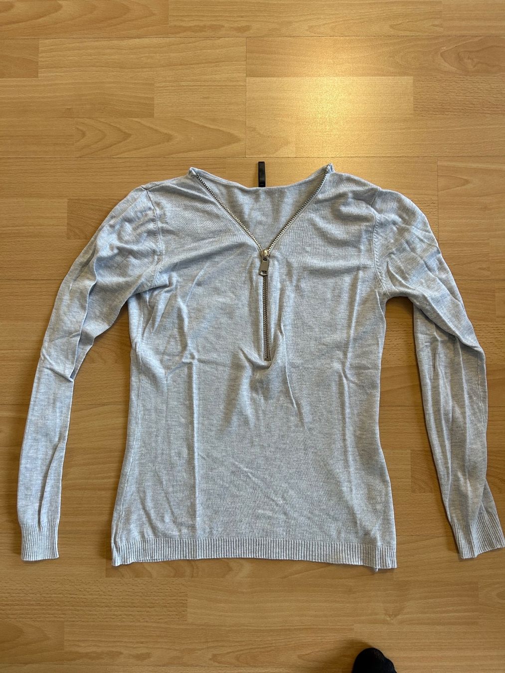 Maglioni & Felpe: Pullover grau mit silbernem Reissverschluss Grösse L – Usato da Biel/Bienne venduto da SandraDG