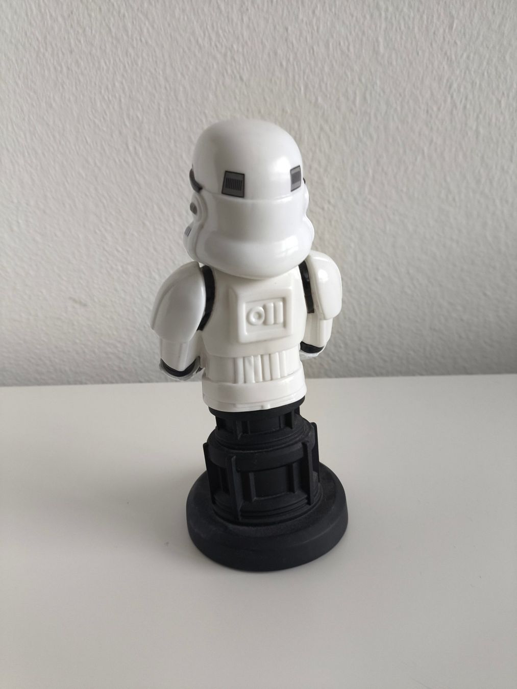 Star Wars Statuette: Star Wars Stormtrooper Cable Guy – Controller- & Handyhalter – Usato da Aarau venduto da Amothan 1