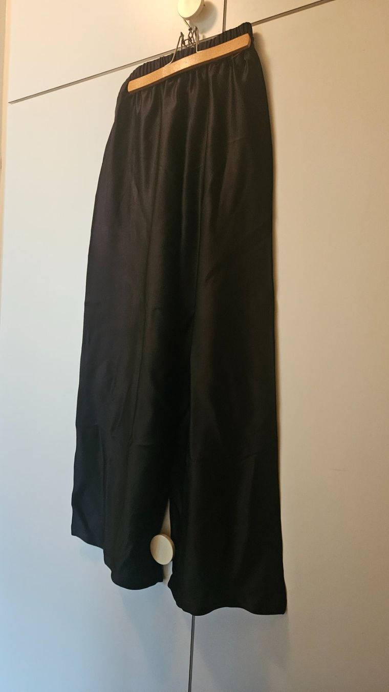 Pantaloni: Pantaloni neri cangianti tg.M – Usato da Melano venduto da H-Sara 1
