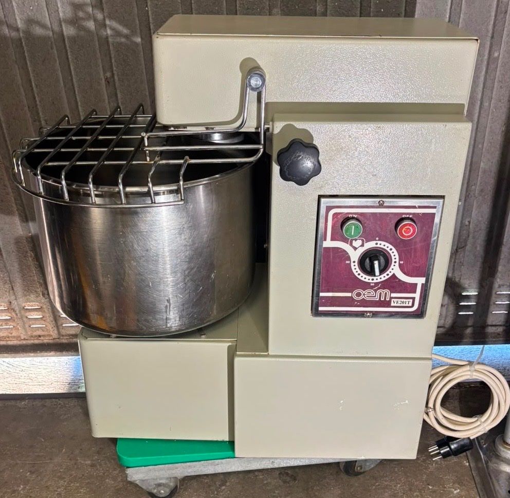 Appareils de cuisine: Teigknetmaschine – D'occasion à Spreitenbach par durmis04
