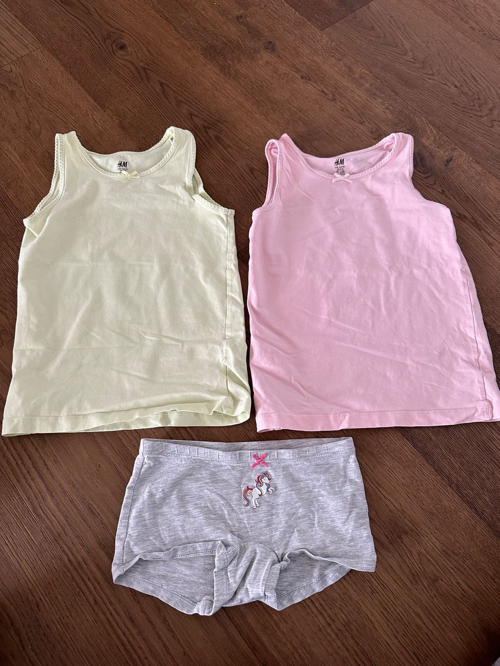 H&M Unterwäsche: 2 Unterhemden Grösse 134/140 – Gebraucht aus Brunnen von annitime