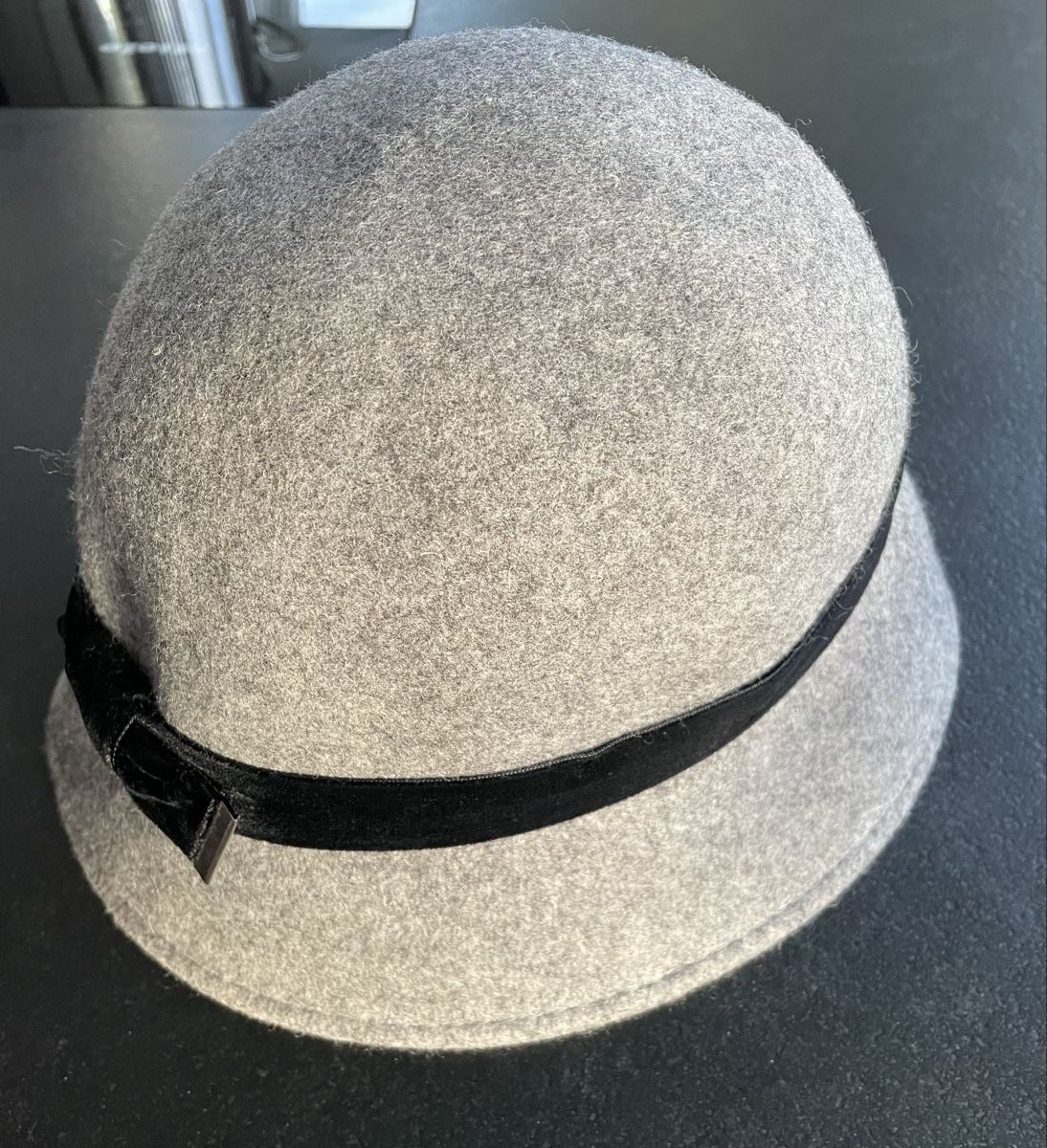 Hüte, Mützen & Caps: Chic Grey Wool Hat with Velvet Band - 58cm – Neu (gemäss Beschreibung) aus Oberwil BL von Stellochkas 1