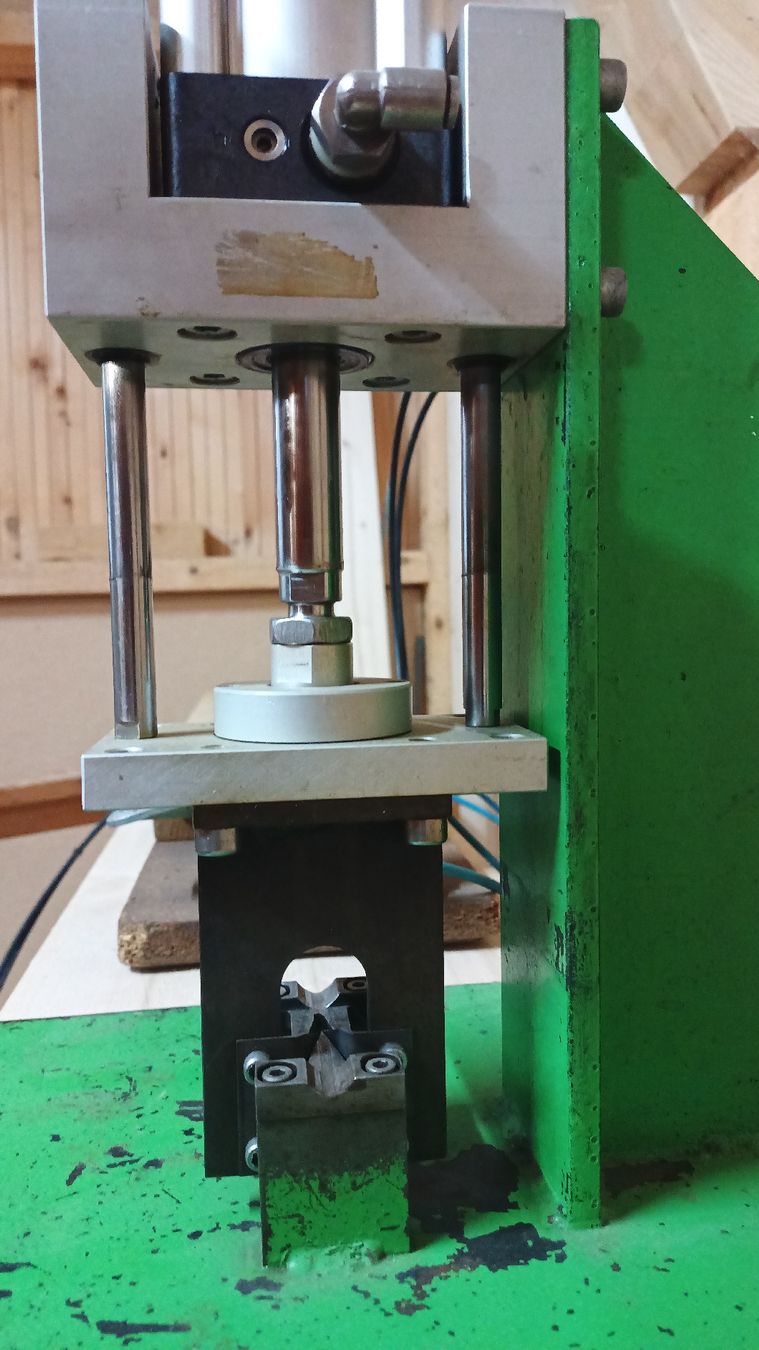 Tutte le macchine: Veredelungsmaschine Stanze – Usato da Oberfrittenbach venduto da _123