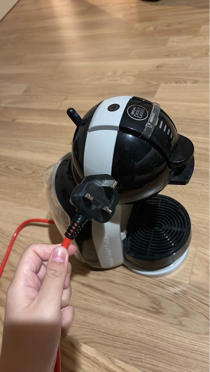 Nescafé Kaffeemaschinen & Espressomaschinen: Nescafe Dolce Gusto coffee machine black white – Gebraucht aus Basel von mai_q5gs