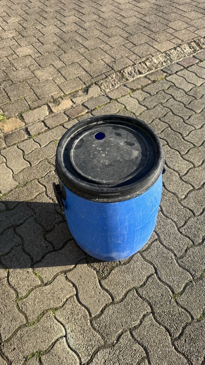 Annaffiatura & Irrigazione: Blaues Kunststofffass mit Deckel 90 Liter gebraucht – Usato da Pfäffikon zh venduto da Jiim7 1