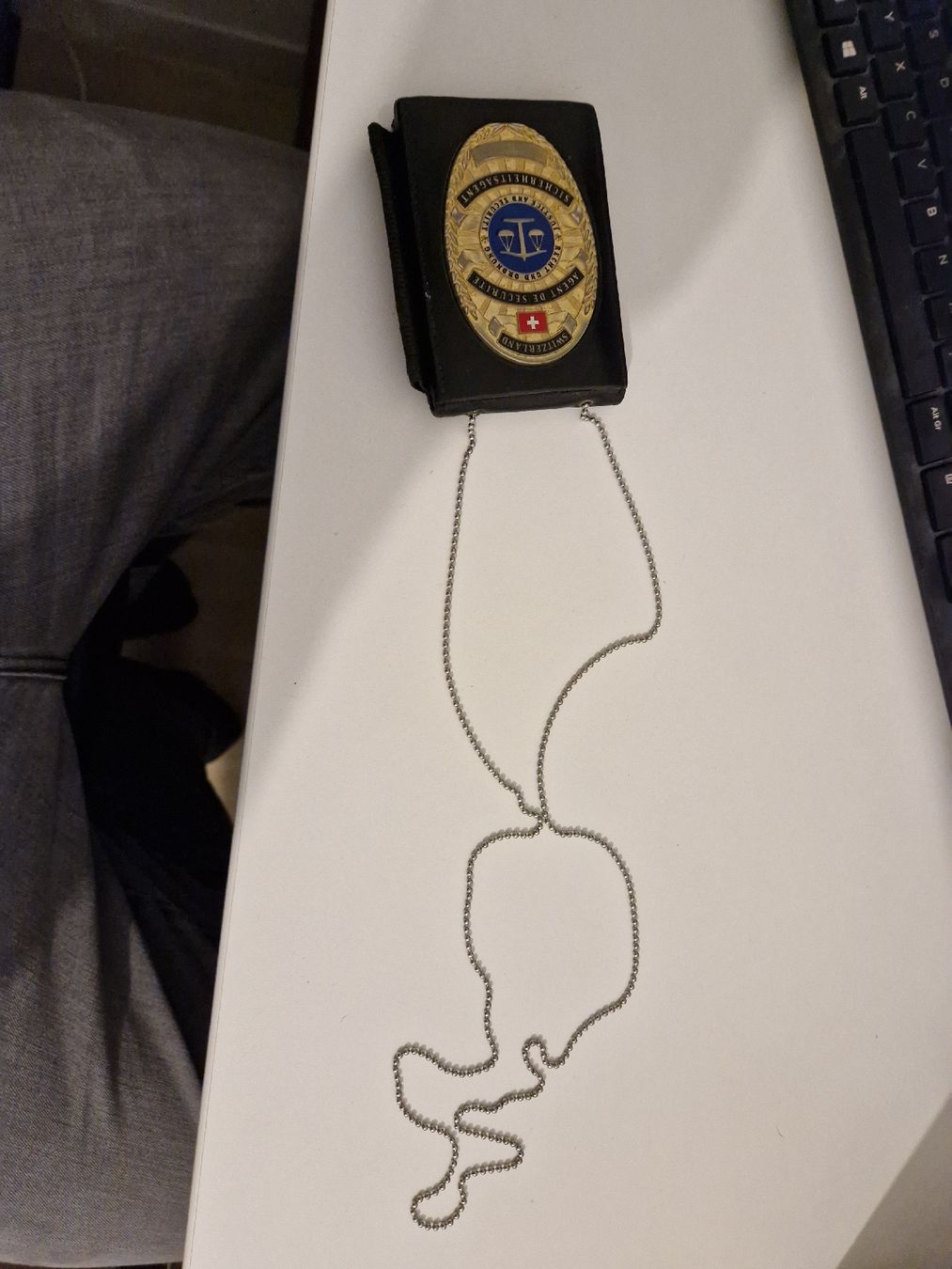Placchette & Badge: Security Badge mit ID Holder aus Leder – Usato da Unterägeri venduto da brg109 2
