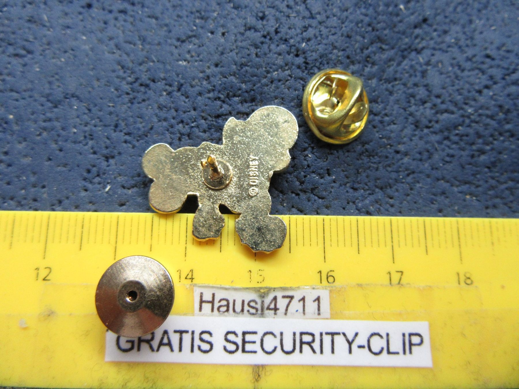 Disney Placchette & Badge: FUSSBALL MICKEY MOUSE AM BALL DISNEY ORIGINAL PIN SECURITY-C – Usato da Ettingen venduto da Hausi4711 1