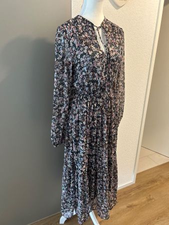 Langarmkleid mit Blumenmuster und Unterrock von C&A Gr. 34