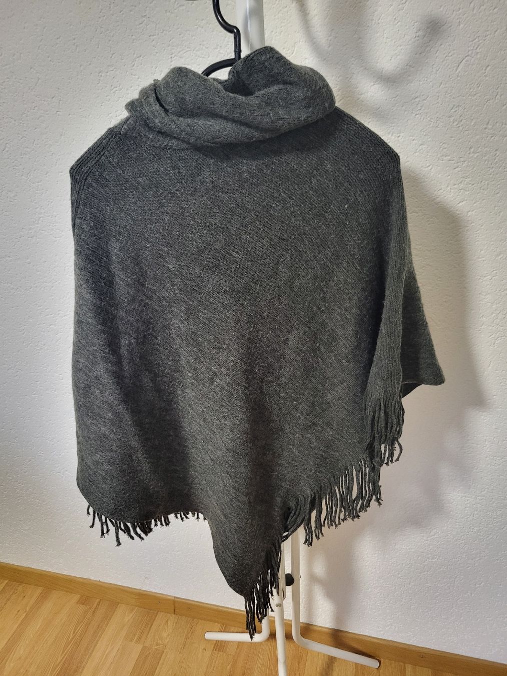 Sonstige Damenmode: Pieces Strick-Poncho mit Rollkragen, grau, unisex – Neu (gemäss Beschreibung) aus Horriwil von alusru87 1