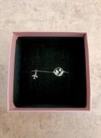 Bracciale della Stroili con mondo e aeroplanino. In argento.