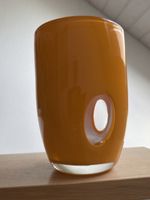 Glasvase Orange mit klaren Einschlüssen.
