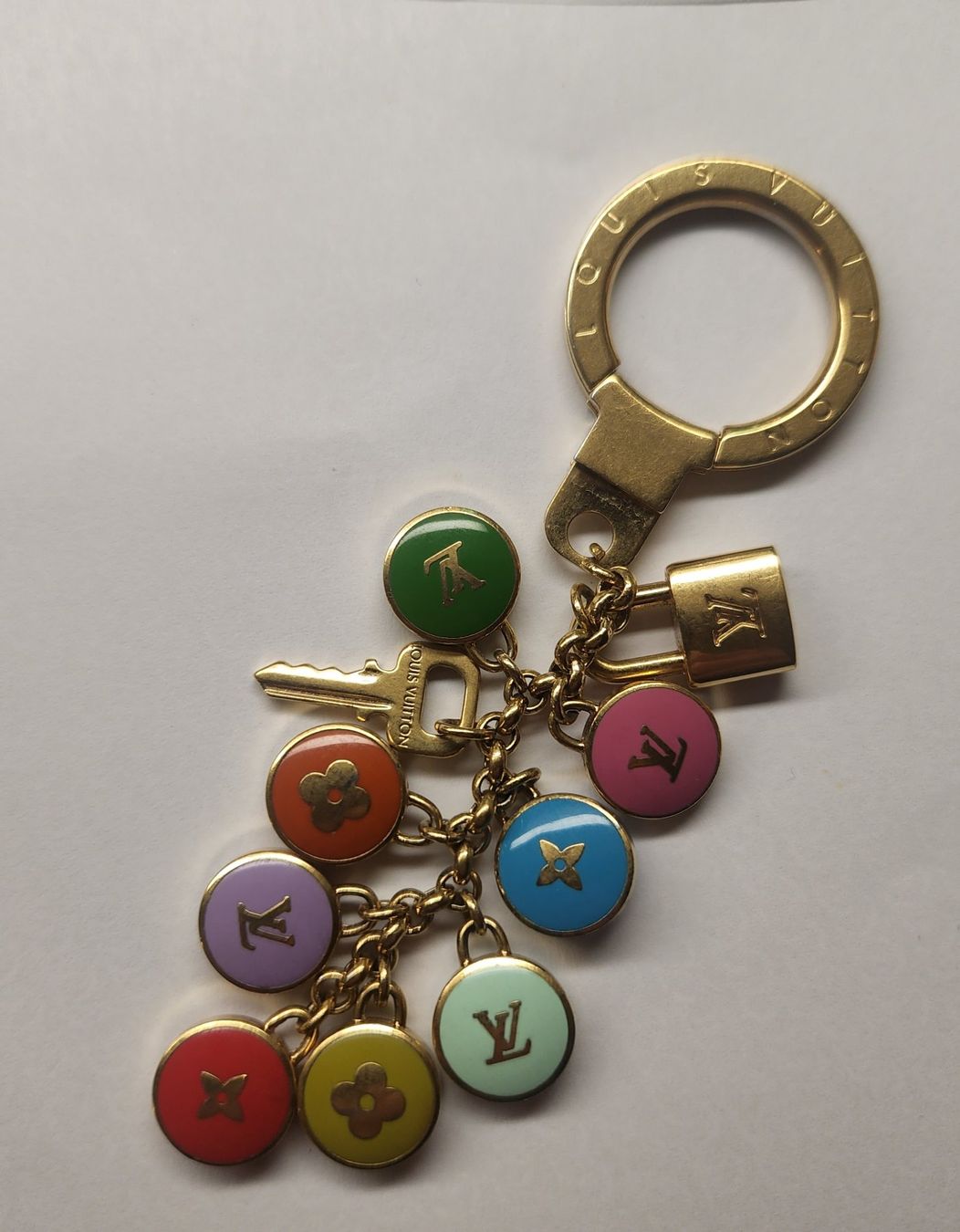 Louis Vuitton Schlüsselanhänger & - bänder: Porte clés LOUIS VUITTON pastilles Charm – Gebraucht aus Lausanne von gmax8995 1