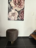 Carla&Marge Pouf "Night Grey" aus Samt mit Metallfuss.