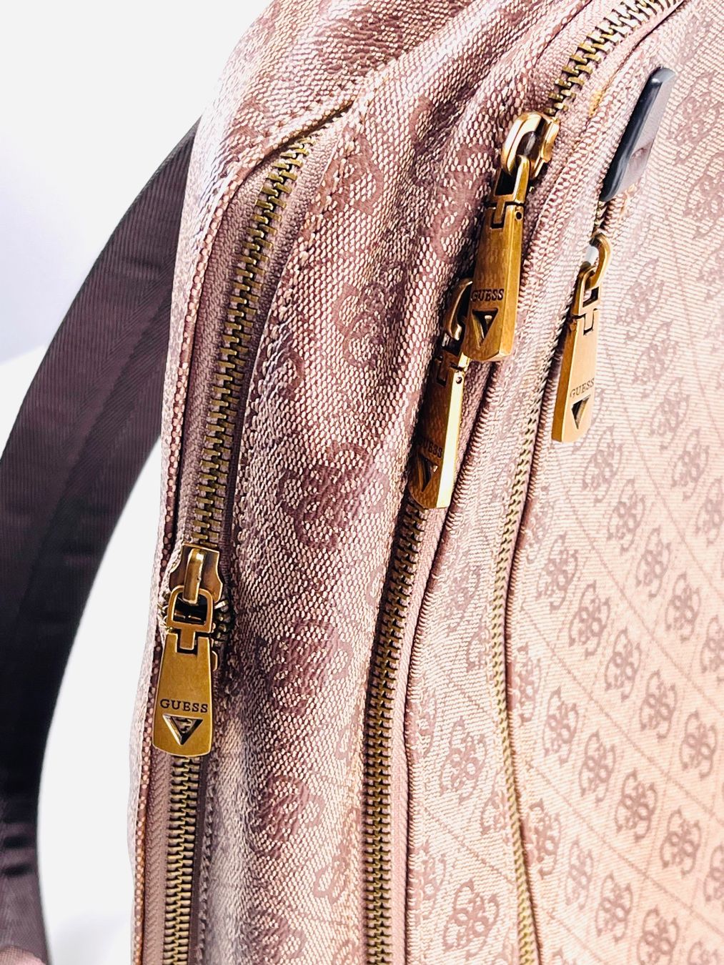 Guess Zaini: GUESS COMPACT SQUARED Rucksack - Beige/Brown Monogramm Print – Usato da Zürich venduto da Arche_Brockenhaus 6