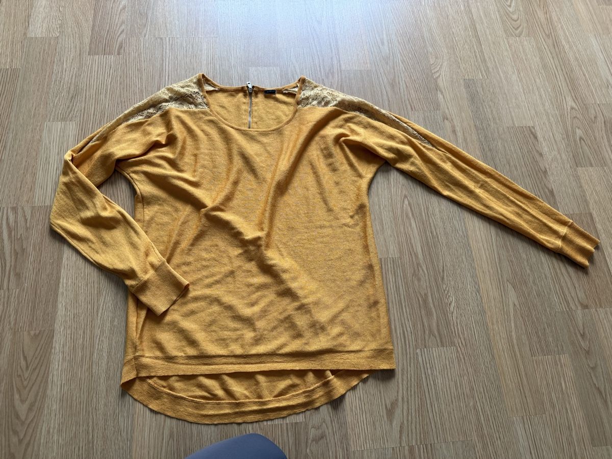 Pulls & Sweat-shirts: Senfgelber Pullover mit Spitze - Grösse  S - Top Zustand – D'occasion à Oberhofen Thun'see par ClaudiaKelesh 2