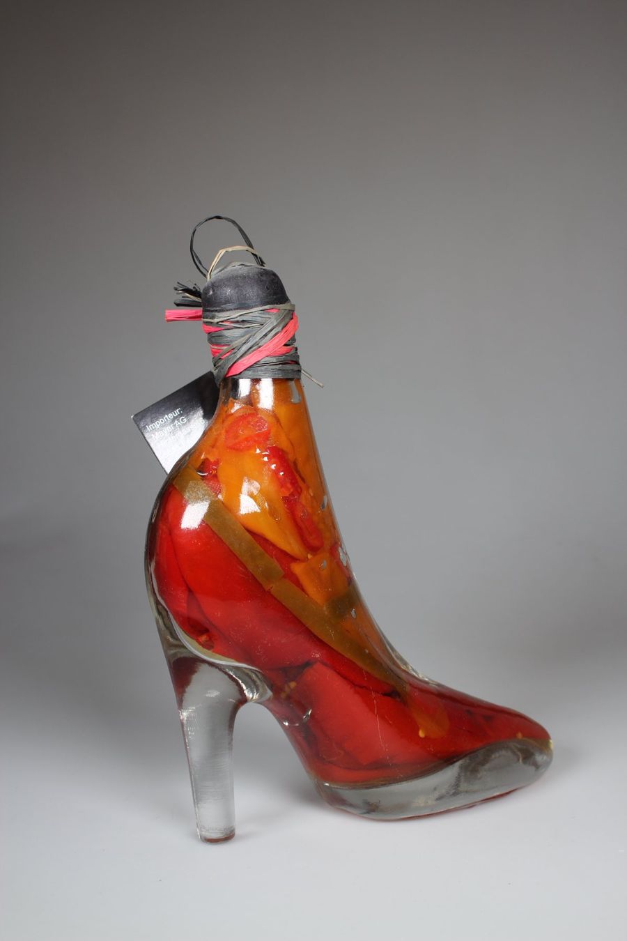 Altro in Stoviglie & Bicchieri: Flasche in Form eines Damenschuhs mit eingelegten Peperoni – Usato da Basel venduto da IRMAundFRED 1