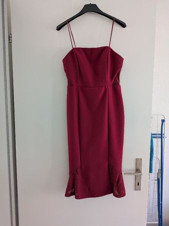 Elegantes weinrotes Kleid mit Spitzen-Details – Grösse 34-36