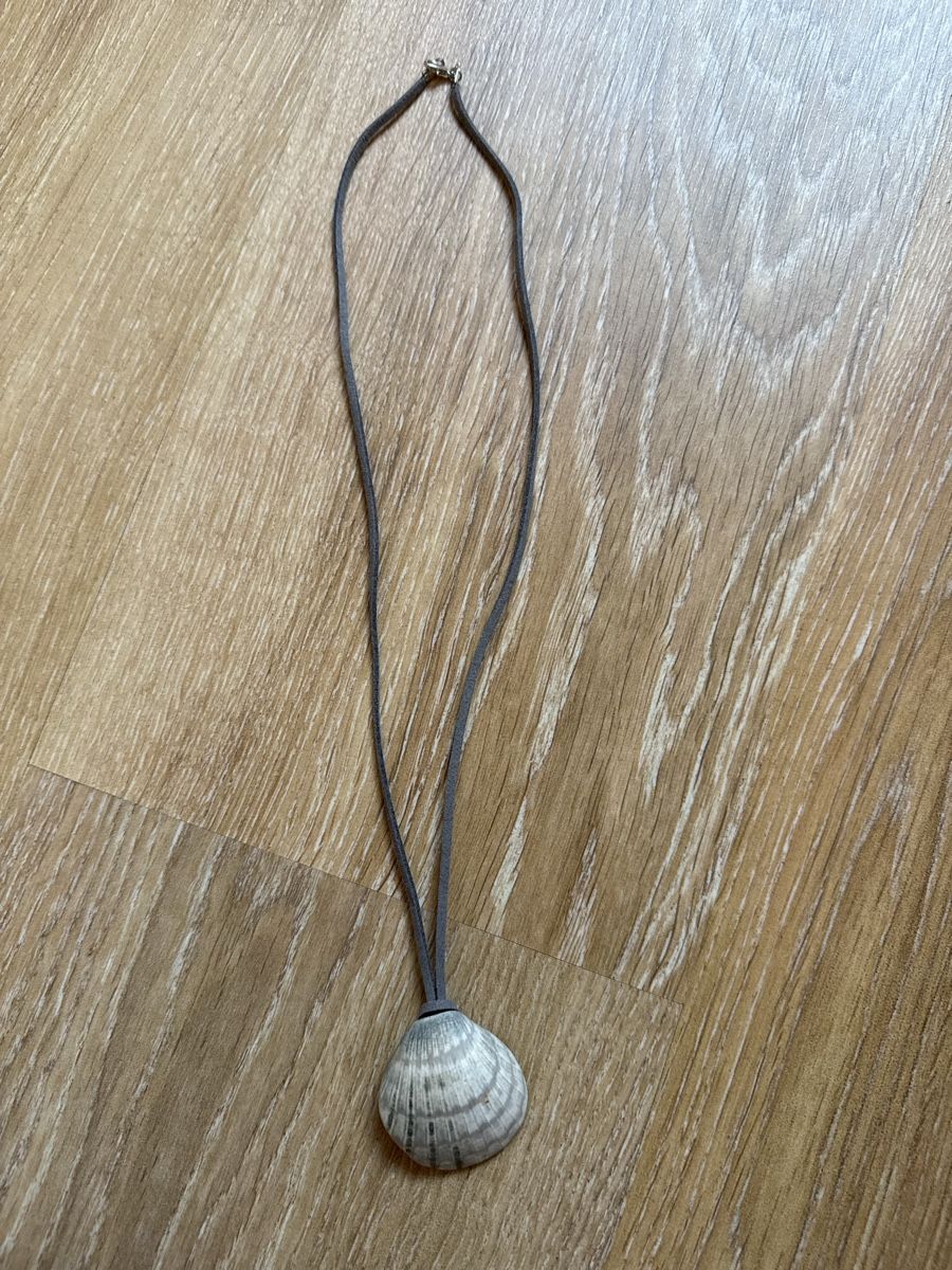 Catenine: Collier effet daim gris coquillage – Usato da Tavannes venduto da Thriftshop