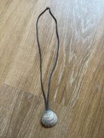 Collier effet daim gris coquillage