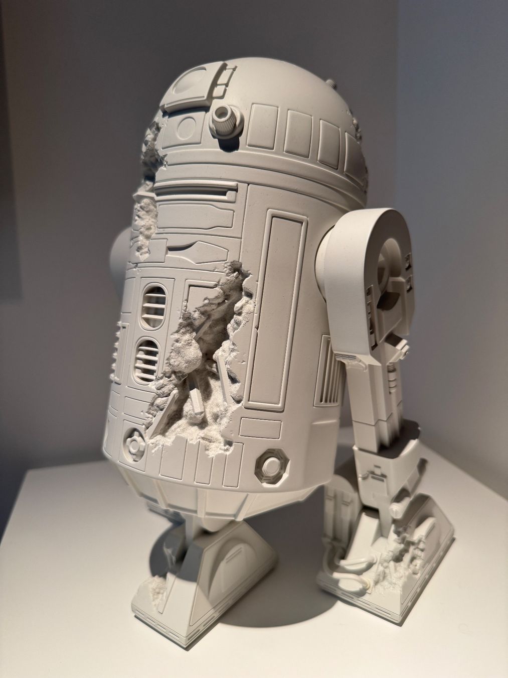 Star Wars Figuren: Daniel Arsham R2D2 – Neu und originalverpackt aus giffers von sev_c9x9