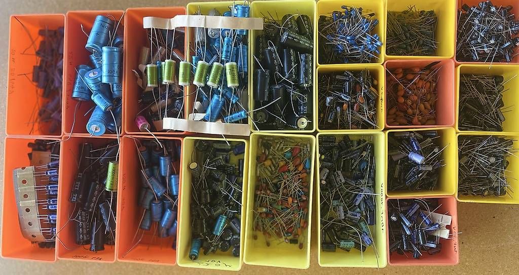 Componenti elettronici: Philips Aluminium-Elektrolytkondensator.   – Usato da Hochdorf venduto da Kiddy0