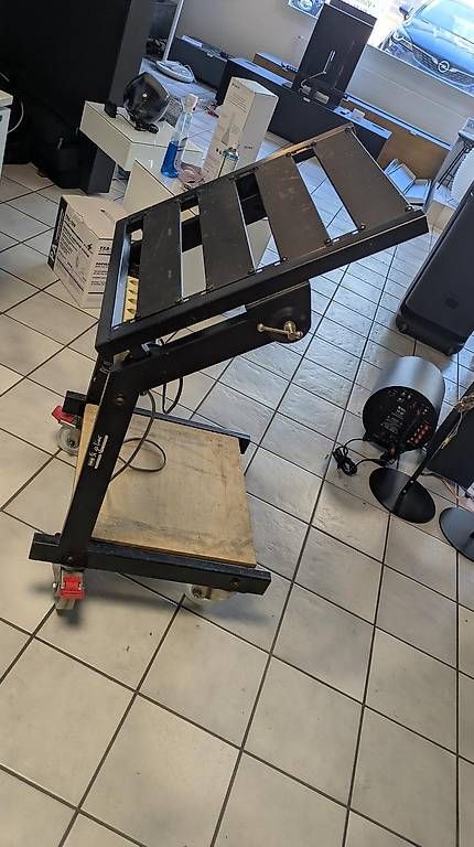 Tables: stabiler Mischpult oder Beamer-Tisch – D'occasion à Sursee par rot_ygv9 2