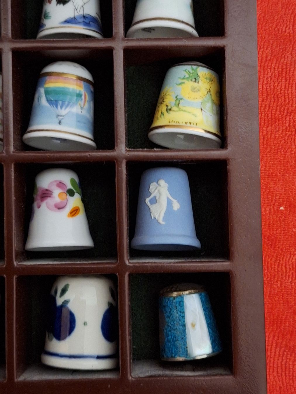 Fingerhüte: Komplette Fingerhut-Sammlung "Monate" mit Vitrine – Gebraucht aus Winterthur von juszku 3