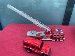 Feuerwehr Auto mit ausziehbaren Leiter und 4x4 Feuerwehr