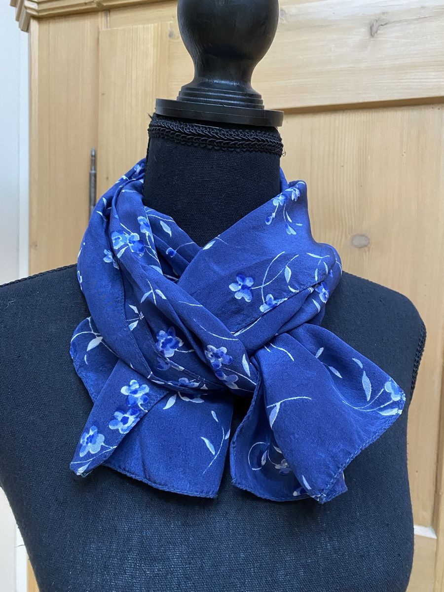 Fabric Frontline Foulard & Sciarpe: Blauer Seidenschal mit Blumenmuster - Top Zustand! – Nuovo (secondo la descrizione) da Buochs venduto da H16 2