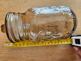 Ein gemustertes  Vorratsglas mit Deckel