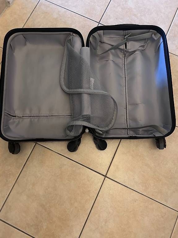 Valises de voyage: Valise rigide à 4 roulettes  Gris – D'occasion à Lausanne par zou_jhq8 1