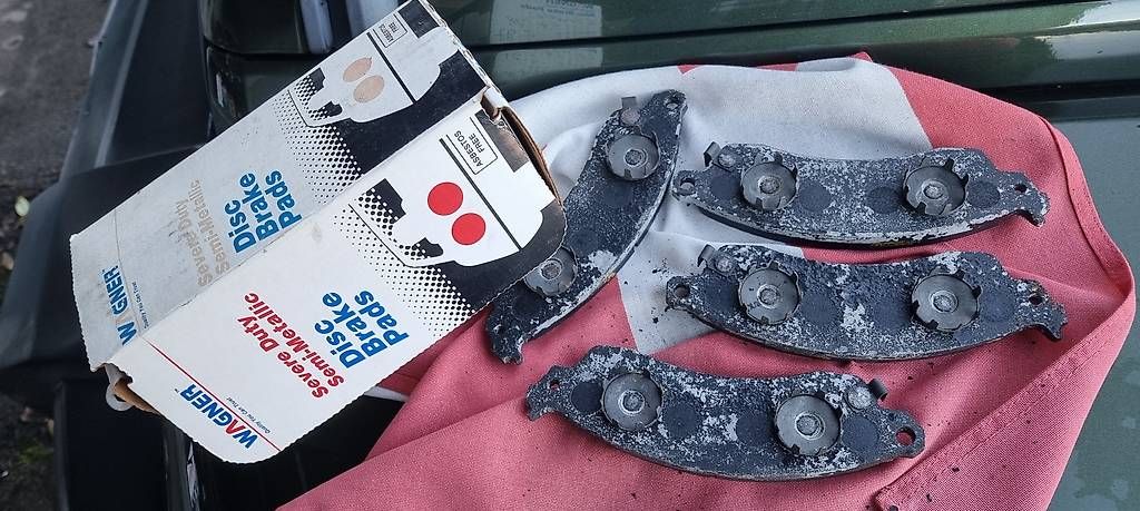 Tutti pezzi di ricambio auto: CORVETTE  BREMSKLÖTZE  VORNE  – Usato da St. Gallen venduto da kratzki01 4