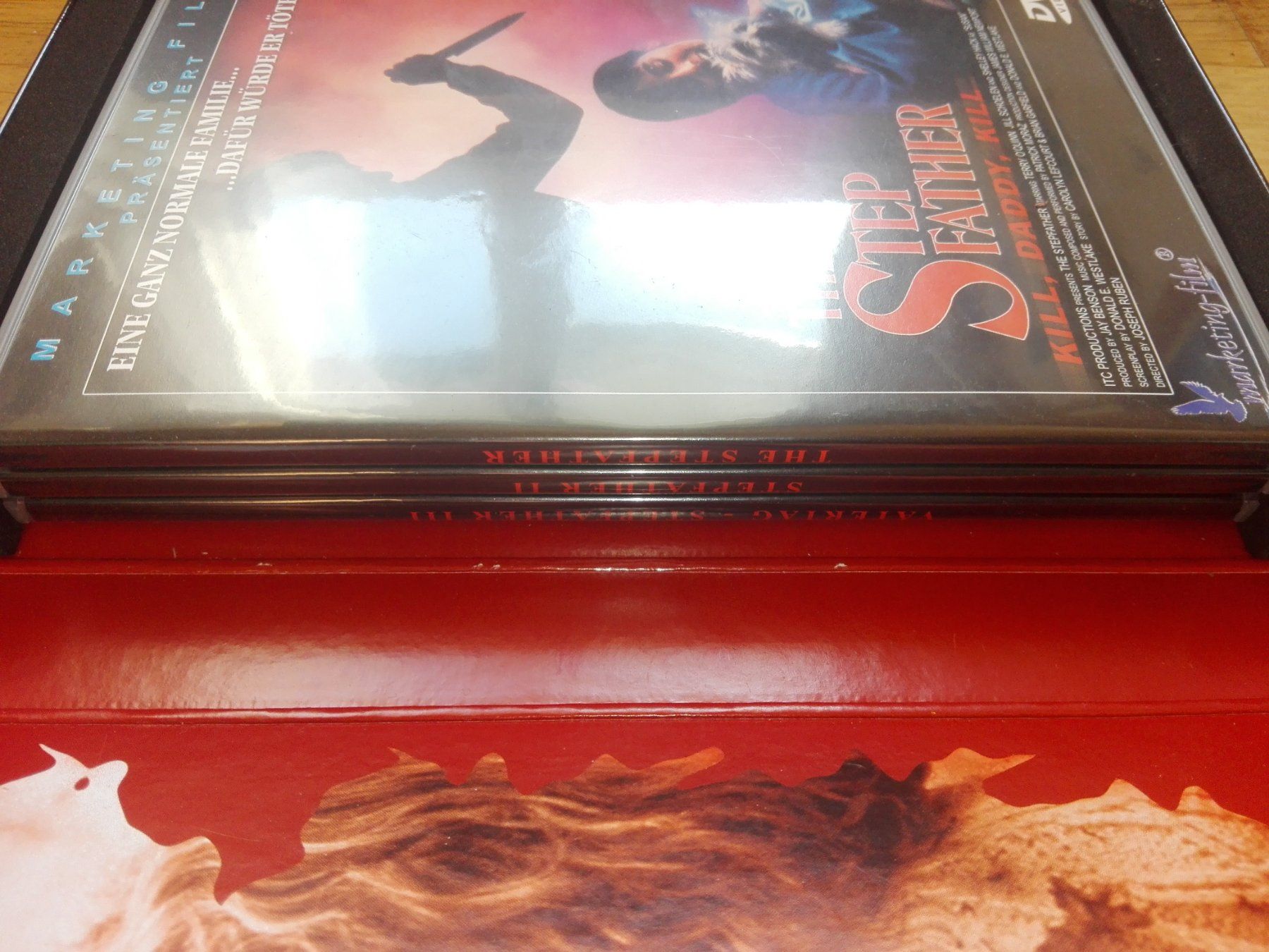 Tutti i DVDs: Stepfather - Die Trilogie  (Complete Edition Box Set) 3-DVDs – Usato da St.Gallen venduto da elk2022 7