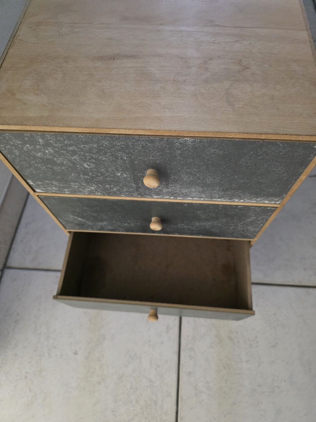Mobilhome: Mobiletto con 3 ante e pomelli in legno – Gebraucht aus Thun von filippocarbone98 1