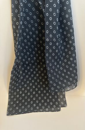 Feiner Schal aus Baumwolle, schwarz mit weissen Blümchen