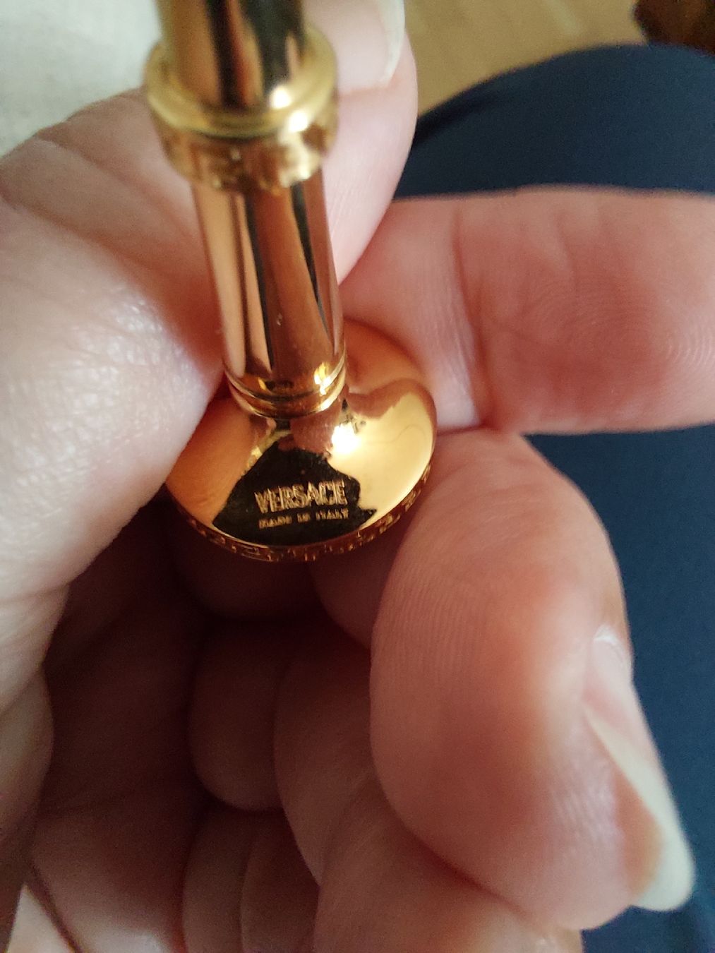 Versace Ohrringe & -stecker: Versace Ohrstecker, goldfarbenes Messing, und Perle – Gebraucht aus Veltheim AG von gave04 7