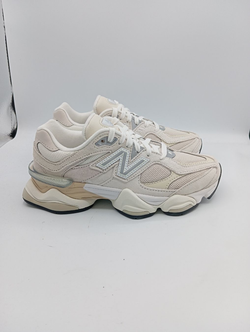 New Balance Scarpe da uomo: New Balance 9060 (EU37) – Nuovo e nell'imballaggio originale da Schaffhausen venduto da outlez