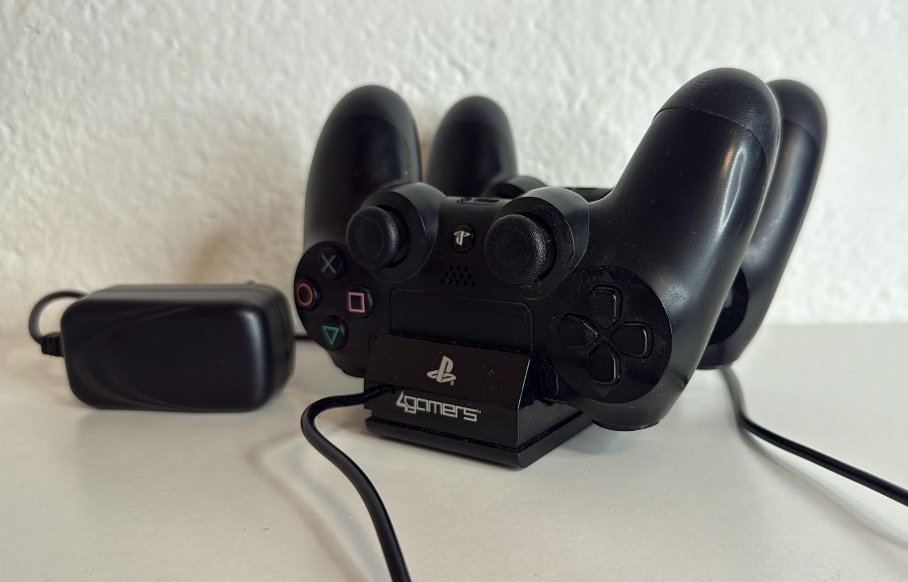 Controller: 2x Original PS4 DualShock 4 Controller + Ladestation – Usato da Ehrendingen venduto da lax21